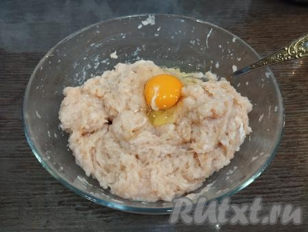 В миску с фаршем вбиваем яйцо, снова перемешиваем.