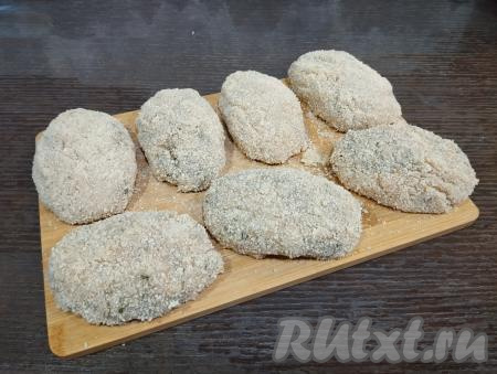 Постепенно формируем все 12 куриных зраз с начинкой из грибов.