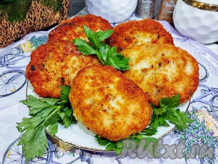 А затем куриные зразы с грибной начинкой подаём горячими к столу, дополнив гарниром на ваш выбор.&nbsp;