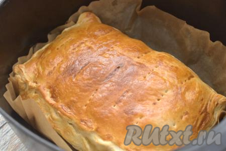 Температуру аэрогриля устанавливаем на 170 градусов, время - 25 минут. Через 15 минут пирог с яблоками нужно аккуратно извлечь из аэрогриля, держась за края пергамента, и перевернуть. Снова отправить в аэрогриль, продолжить запекать оставшиеся 10 минут. Я готовила пирог в аэрогриле мощностью 1400 Ватт с одним ТЭН-ом.