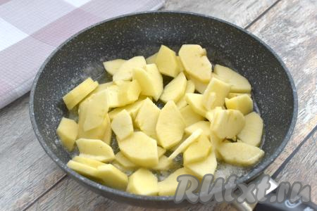 В получившуюся карамель выкладываем нарезанные яблоки.