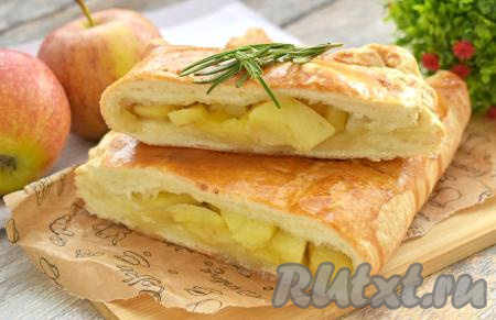 Готовый воздушный пирог из слоёного теста с сочной, нежной начинкой из яблок вынимаем из чаши аэрогриля, даём ему немного остыть, нарезаем на кусочки и подаём к столу.&nbsp;