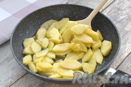 Тушим яблоки на огне ниже среднего до мягкости, периодически перемешивая. Яблоки не должны развалиться в процессе тушения. Я тушила яблоки до мягкости 5 минут, но продолжительность тушения зависит от сорта яблок и толщины нарезки. После того как яблоки станут мягкими, убираем сковороду с огня. Даём яблокам остыть и начинка для слоёного пирога готова.