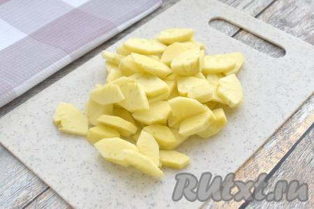 Для формирования этого пирога можно взять как слоёное бездрожжевое тесто, так и слоёное дрожжевое тесто (я купила дрожжевое слоёное тесто), достаём его из морозилки и оставляем размораживаться при комнатной температуре. Пока тесто размораживается, займёмся начинкой. Для этого яблоки среднего размера очищаем от кожуры и нарезаем на небольшие тонкие ломтики, не забывая вырезать семенную коробочку с семечками.