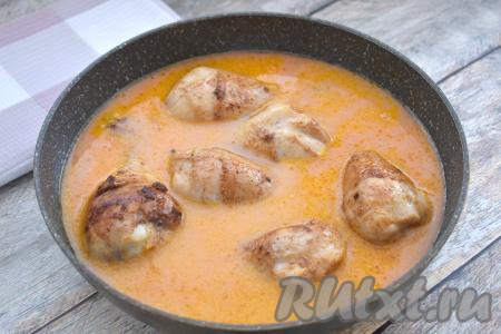 Получившийся томатно-сметанный соус вливаем в сковороду с обжаренными овощами и куриными ножками. Соус должен покрывать ножки практически полностью. На достаточно сильном огне доводим соус до кипения и сразу уменьшаем огонь до минимума.&nbsp;