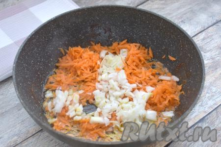 Очищаем морковку и лук. Лук нарезаем на маленькие кусочки, морковь натираем на крупной тёрке. В сковороду, в которой обжаривались ножки, выкладываем морковь и лук, если нужно, добавляем немного растительного масла. Обжариваем овощи до мягкости (примерно в течение 5-7 минут), иногда помешивая, на среднем огне.