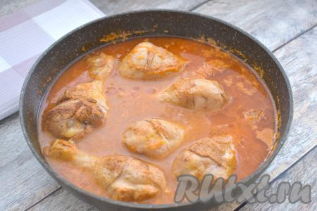 Накрываем сковороду крышкой, тушим куриные ножки в томатно-сметанном соусе минут 25-30. В процессе томления ножки нужно будет 2-3 раза перевернуть с одной стороны на другую, чтобы они равномерно пропитались соусом. Готовое блюдо убираем с огня.