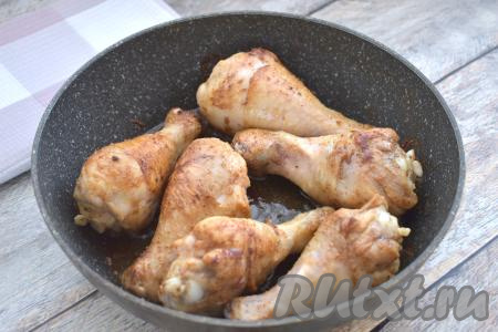 Я обжаривала ножки до румяности в течение 10 минут. Обжаренные ножки со сковороды перекладываем на тарелку.