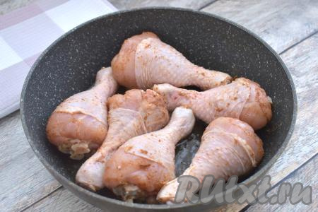 В глубокой сковороде разогреваем растительное масло. Выкладываем в горячее масло куриные ножки и обжариваем их, периодически переворачивая,&nbsp;до лёгкой румяной корочки со всех сторон на огне чуть выше среднего.