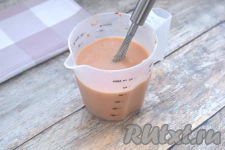 В отдельной ёмкости (я взяла мерный стакан) соединяем сметану любой жирности и томатную пасту, немного солим, вливаем 400 миллилитров тёплой воды, перемешиваем получившийся томатно-сметанный соус до однородности.