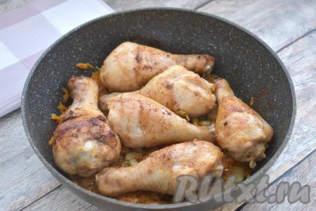 На овощи, обжаренные до мягкости, выкладываем куриные ножки.&nbsp;