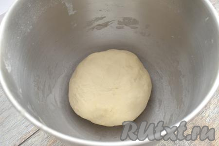 Вначале тесто перемешиваем лопаткой (или столовой ложкой), а после того как тесто начнёт собираться в ком, продолжаем замешивать его руками, добавляя муку по мере необходимости. Добавляя муку, учитывайте, что тесто для чебуреков должно получиться&nbsp;гладким, в меру плотным. Муки&nbsp;может понадобиться немного больше или меньше, чем указано в ингредиентах, поскольку мука у всех разного качества, поэтому ориентируйтесь на консистенцию теста, а не на количество муки. Миску с тестом накрываем полотенцем и оставляем на время, пока будем заниматься мясной начинкой для чебуреков.
