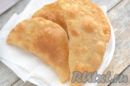 Жареные чебуреки с фаршем из индейки выкладываем на бумажные полотенца, чтобы удалить излишки масла.