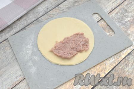 На одну половину лепёшки выкладываем 1 неполную столовую ложку начинки из фарша индейки, разравниваем фарш, распределяя его тонким слоем, не доходя до краёв примерно 1 сантиметр.