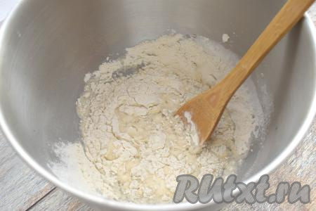 В получившуюся смесь из воды, соли и сахара всыпаем 100 грамм муки, тщательно перемешиваем лопаткой (или столовой ложкой).