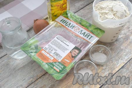 Подготовим продукты для приготовления чебуреков с индюшиным фаршем.