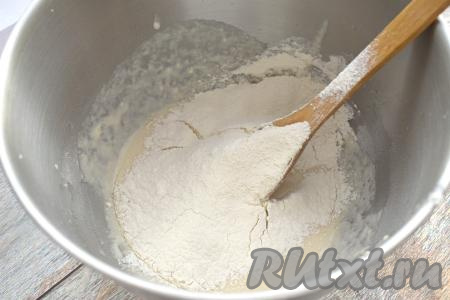 Начинаем в тесто понемногу добавлять оставшуюся муку, каждый раз полностью вмешивая её.