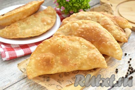 Аппетитные, вкусные чебуреки, покрытые хрустящей корочкой снаружи и сочные внутри, к столу подаём горячими.&nbsp;