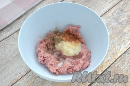 Сразу начинаем заниматься начинкой для чебуреков. Фарш для начинки можно приготовить в домашних условиях, пропустив кусочки мякоти индейки через мясорубку, но можно&nbsp;взять и покупной индюшиный фарш. Выкладываем индюшиный фарш в достаточно объёмную миску, добавляем очищенный лук, пропущенный через мясорубку (или натёртый на крупной тёрке, или мелко нарезанный), всыпаем&nbsp;соль и специи по вкусу, тщательно перемешиваем и начинка для чебуреков готова.