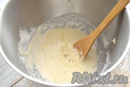 Разогреваем 3 столовых ложки растительного масла в маленьком ковшике на плите (или в микроволновке). В миску с жидковатым тестом вливаем горячее растительное масло и быстро перемешиваем, полностью вмешивая масло.