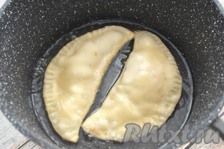 В глубокой сковороде или в сотейнике разогреваем достаточное количество растительного масла. Выкладываем аккуратно в горячее масло заготовки чебуреков с фаршем из индейки. Масло должно доходить примерно до середины чебуреков. Жарим их до подрумянивания с двух сторон (примерно по 2,5-3 минуты&nbsp;с каждой стороны) на среднем огне.