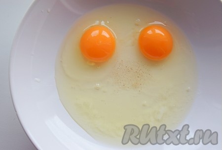 К яйцам добавьте ванилин и мускатный орех, взбейте венчиком (или вилкой).
