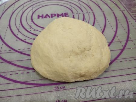 Выкладываем замешанное тесто на рабочую поверхность, накрываем полотенцем (или пищевой плёнкой) и оставляем отдохнуть минут на 15 при комнатной температуре.
