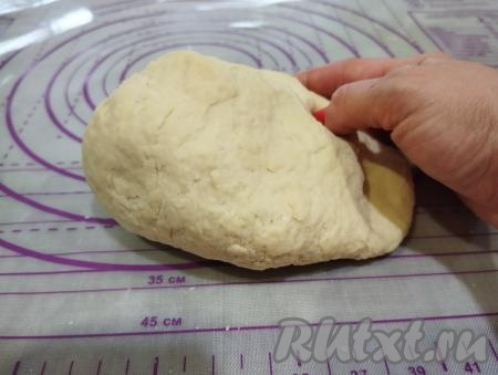 Затем продолжаем замес руками, вымешивая тесто не менее 7 минут. Итоговое постное тесто для вареников должно собраться в шар, быть в меру мягким, не липнущим к рукам. Мука у всех разная. Поэтому, если тесто у вас получается очень липким, тогда добавьте немного муки и, наоборот, если тесто очень плотное, тогда можно влить 1-2 столовых ложки воды.