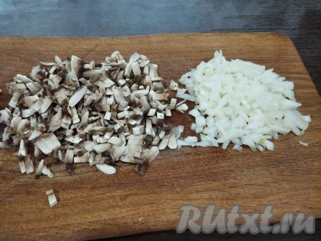 Пока отваривается картошка, нарезаем мелко лук и шампиньоны.