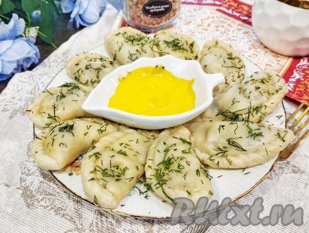 Готовые постные вареники с начинкой из картошки и грибов&nbsp;выкладываем на тарелку и подаём в горячем виде с любимым соусом. Можно дополнительно посыпать варенички свежей зеленью.