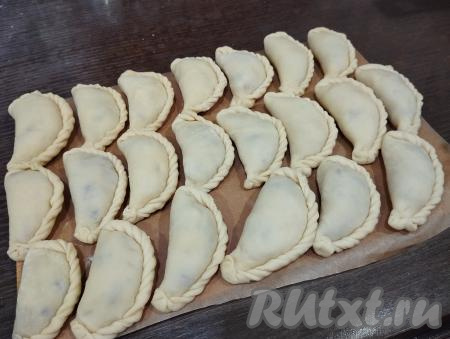 Выкладываем вареники на разделочную доску, застеленную пергаментом или припылённую мукой. Я часть вареников убираю в морозилку и замораживаю. Замороженные вареники складываю в целлофановый пакет и в таком виде храню, ну а по мере необходимости, не размораживая, отвариваю их.