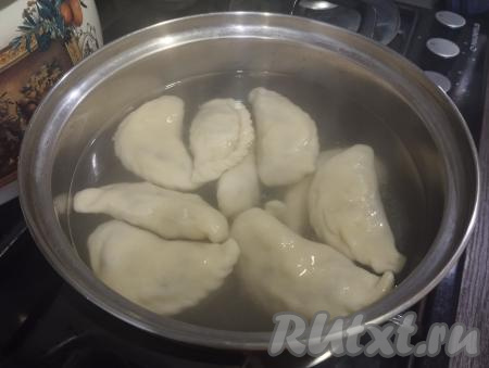 Часть вареников можно сразу отварить. Для этого вскипятим в кастрюле подсоленную воду. В закипевшую воду выкладываем вареники и, после того как они всплывут, уменьшаем огонь и варим в течение 5 минут.