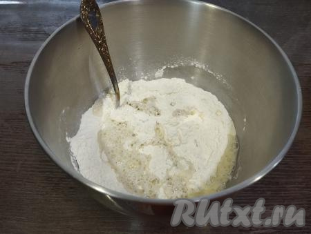 Пока картофельно-грибная начинка остывает, замесим постное тесто для вареников. Для этого в глубокую миску высыпаем просеянную муку, соль, вливаем растительное масло. Аккуратно, чтобы не обжечься, вливаем кипяток.