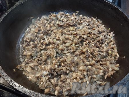 Сковороду хорошо разогреваем с добавлением растительного масла. Обжариваем грибы и лук на среднем огне до испарения жидкости (ориентировочно в течение 9-10 минут), иногда помешивая. Солим по вкусу.