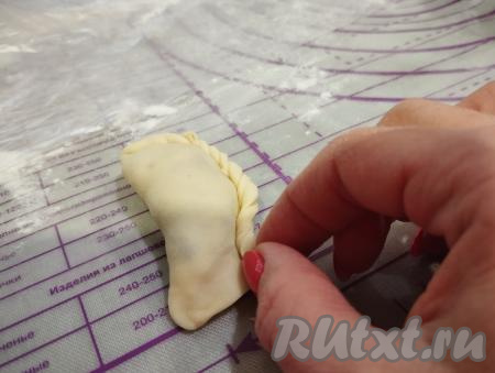 Можно дополнительно сплести по краю вареника косичку.