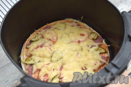 Включаем аэрогриль, выставив температуру на 180 градусов, а время - 6 минут. Готовим пиццу на тортилье до расплавления сыра. Я готовила в аэрогриле мощностью 1400 Ватт с одним ТЭН-ом, по прошествии 6 минут сыр полностью расплавился.