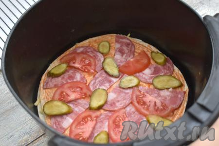 Помидор моем, обсушиваем. Рядом с колбасой (или поверх неё) выкладываем солёный огурец, нарезанный на тонкие кружочки, и помидор, нарезанный на тонкие полукружочки (или кружочки).