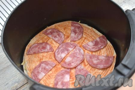 Колбасу нарезаем на тонкие кружочки (или полукружочки), выкладываем на смазанную лепёшку.