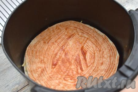 На лепёшку с натёртым сыром выкладываем вторую тортилью. С помощью кулинарной кисточки смазываем тортилью кетчупом (или томатным соусом).