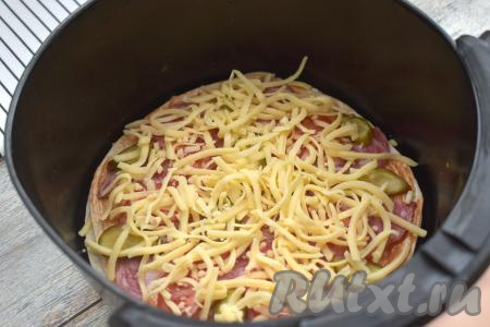 Сверху пиццу на тортилье присыпаем оставшимся натёртым сыром. Отправляем чашу в аэрогриль.