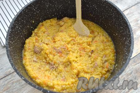 После закипания воды убавляем огонь до минимума, варим кукурузную кашу с тушёнкой 20-25 минут (до мягкости крупы). В процессе варки кашу нужно будет 3-4 раза перемешать. Готовую кашу убираем с огня.