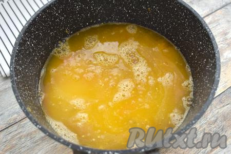 Кукурузную крупу с тушёнкой и овощами заливаем 2,5 стаканами тёплой воды, перемешиваем. Даём закипеть воде. Кукурузную крупу и воду нужно отмерять одним и тем же стаканом объёмом 250 миллилитров.