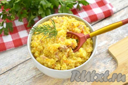 Аппетитную, вкусную, сытную кукурузную кашу, сваренную с тушёнкой, раскладываем по тарелкам и в горячем виде на обед или к ужину подаём к столу.