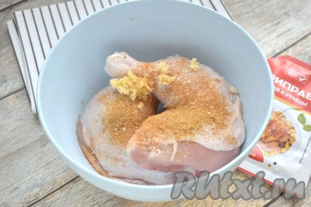 Сюда же всыпаем любимые специи (я добавила 1 чайную ложку приправы для курицы). Можно немного посолить. Но, если вы в дальнейшем будете использовать достаточно солёный соевый соус, значит соль можете не добавлять.