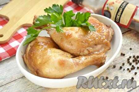 Готовое блюдо достаём из духовки. Нежные, вкусные, аппетитные, сочные куриные окорочка, запечённые в соевом соусе, раскладываем по тарелкам и в горячем виде с гарниром (например, с картофельным пюре, рисом) или с овощным салатом подаём к столу.