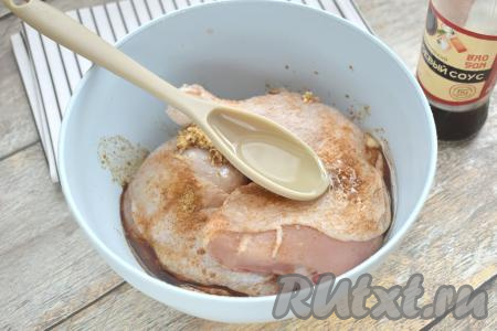 К окорочкам вливаем соевый соус и растительное масло.