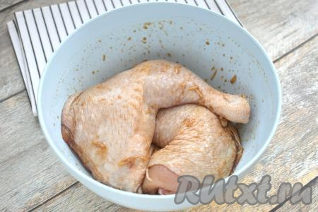 Хорошо перемешиваем куриные окорочка, покрывая их специями, чесноком, соевым соусом и маслом со всех сторон. Миску накрываем крышкой (или затягиваем пищевой плёнкой) и оставляем при комнатной температуре минут на 30. За это время окорочка нужно будет 2-3 раза перевернуть, покрывая их соусом, чтобы они промариновались со всех сторон.