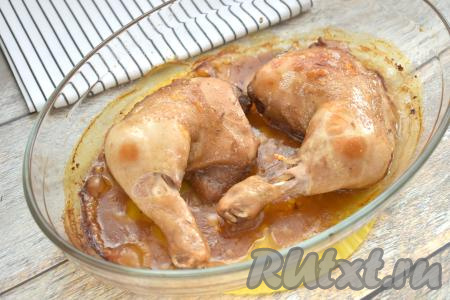 Под фольгой запекаем куриные окорочка в соевом соусе 40 минут. Затем фольгу убираем и продолжаем запекать ещё 10-15 минут при той же температуре. Готовность блюда проверяем, проколов окорочок ножом в самом мясистом месте, если выделяется прозрачный сок без примесей крови, значит окорочка готовы. Если же в разрезе есть примеси крови, значит нужно увеличить время запекания минут на 5.