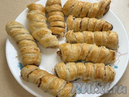 Переложить бананы в слоёном тесте из чаши аэрогриля на тарелку. Испечь оставшиеся слойки. Всего я испекла 9 слоек.