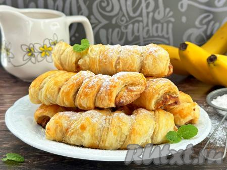 Дать нежным бананам, покрытым воздушным, аппетитным слоёным тестом, немного остыть, по желанию, присыпать сахарной пудрой и можно подавать к стол. Эта вкусная выпечка, приготовленная в аэрогриле, станет приятным дополнением и к чаю, и к кофе.&nbsp;
